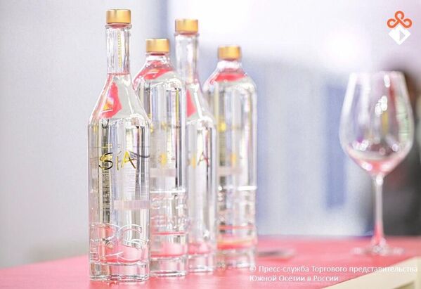 На Продэкспо-2026 представили новую горную ледниковую воду Highland Water из Южной Осетии  - Sputnik Южная Осетия