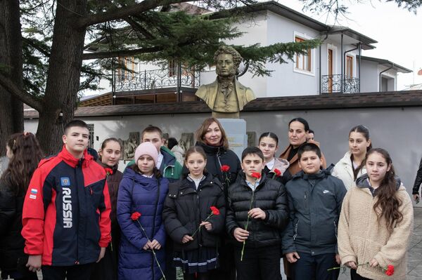 Мероприятие у памятника Пушкину в Цхинвале, посвященное годовщине гибели поэта - Sputnik Южная Осетия