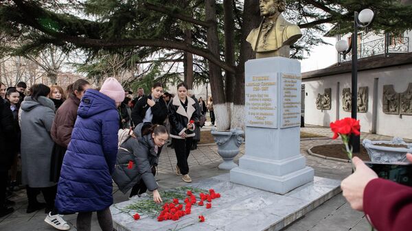 Мероприятие у памятника Пушкину, посвященное годовщине гибели поэта - Sputnik Южная Осетия