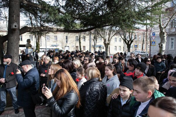 Мероприятие у памятника Пушкину в Цхинвале, посвященное годовщине гибели поэта - Sputnik Южная Осетия