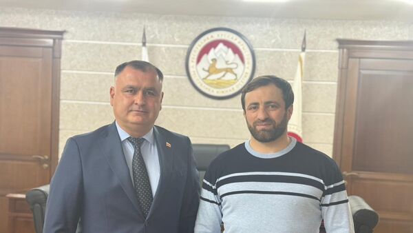 Президент Алан Гаглоев поздравил Алана Зассеева с победой на международном турнире в Махачкале⁣⁣⠀ - Sputnik Южная Осетия