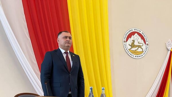 Президент Алан Гаглоев на сессии парламента Южной Осетии  - Sputnik Южная Осетия