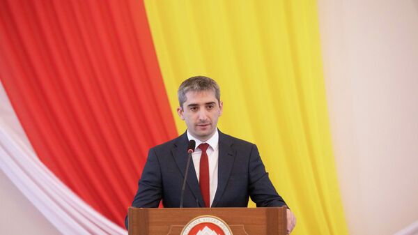 Дзамболат Тадтаев на сессии парламента Южной Осетии  - Sputnik Южная Осетия