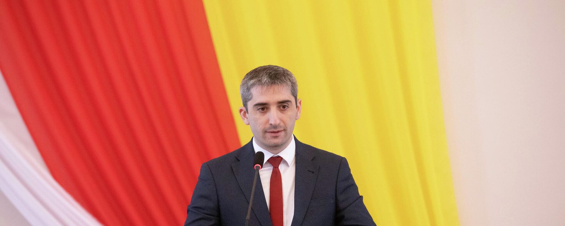 Дзамболат Тадтаев на сессии парламента Южной Осетии  - Sputnik Южная Осетия, 1920, 11.02.2026