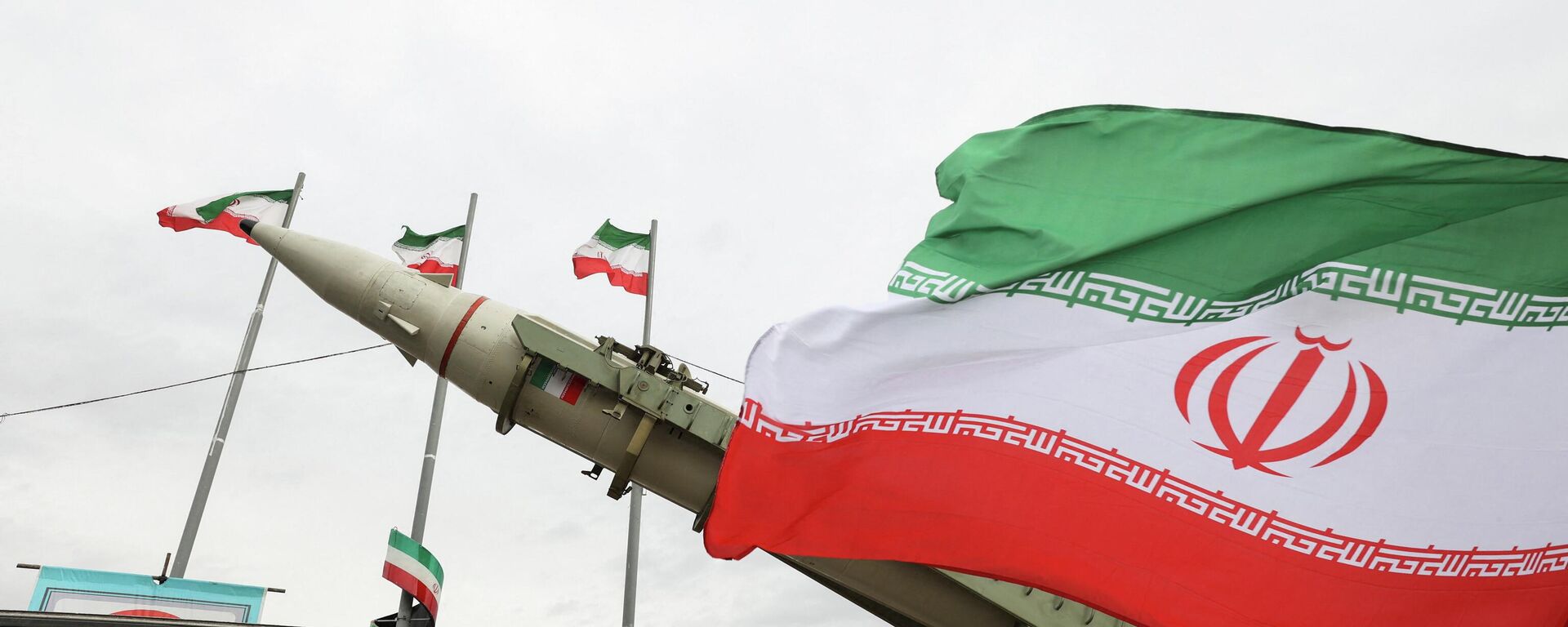 Иранский флаг рядом с ракетой, выставленной на всеобщее обозрение во время празднования 47-й годовщины Исламской революции в Тегеране - Sputnik Южная Осетия, 1920, 13.02.2026