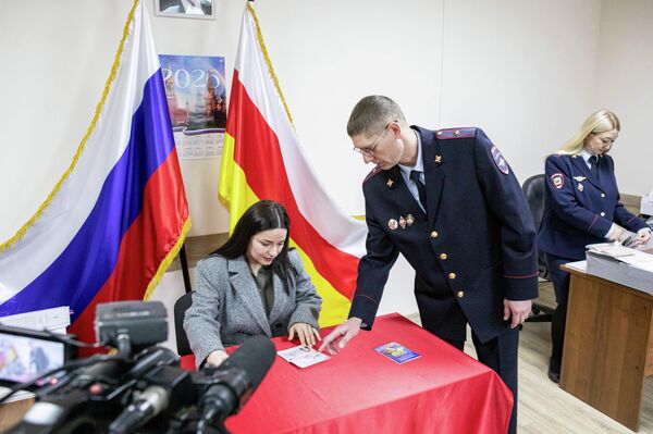 Открытие пункта выдачи внутрироссийских паспортов - Sputnik Южная Осетия