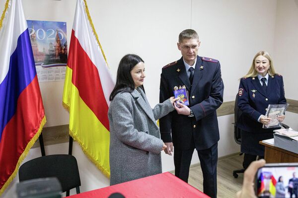 Открытие пункта выдачи внутрироссийских паспортов - Sputnik Южная Осетия