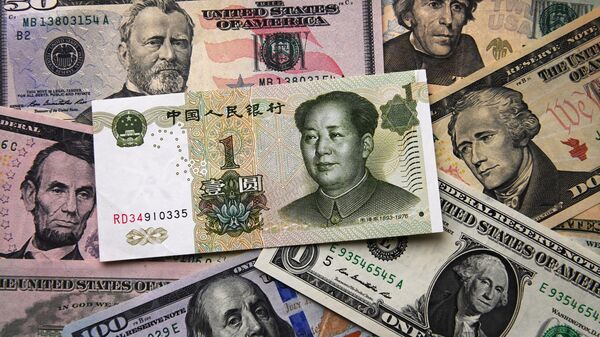 Денежные купюры китайских юаней и долларов США. - Sputnik Южная Осетия