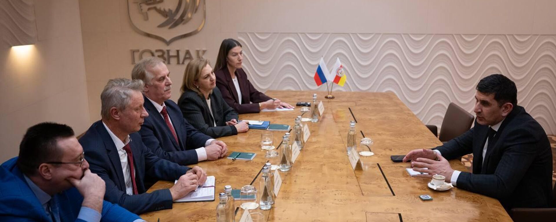 Встреча главы Нацбанка Сослана Бекоева с руководством АО Гознак.  - Sputnik Южная Осетия, 1920, 13.02.2026