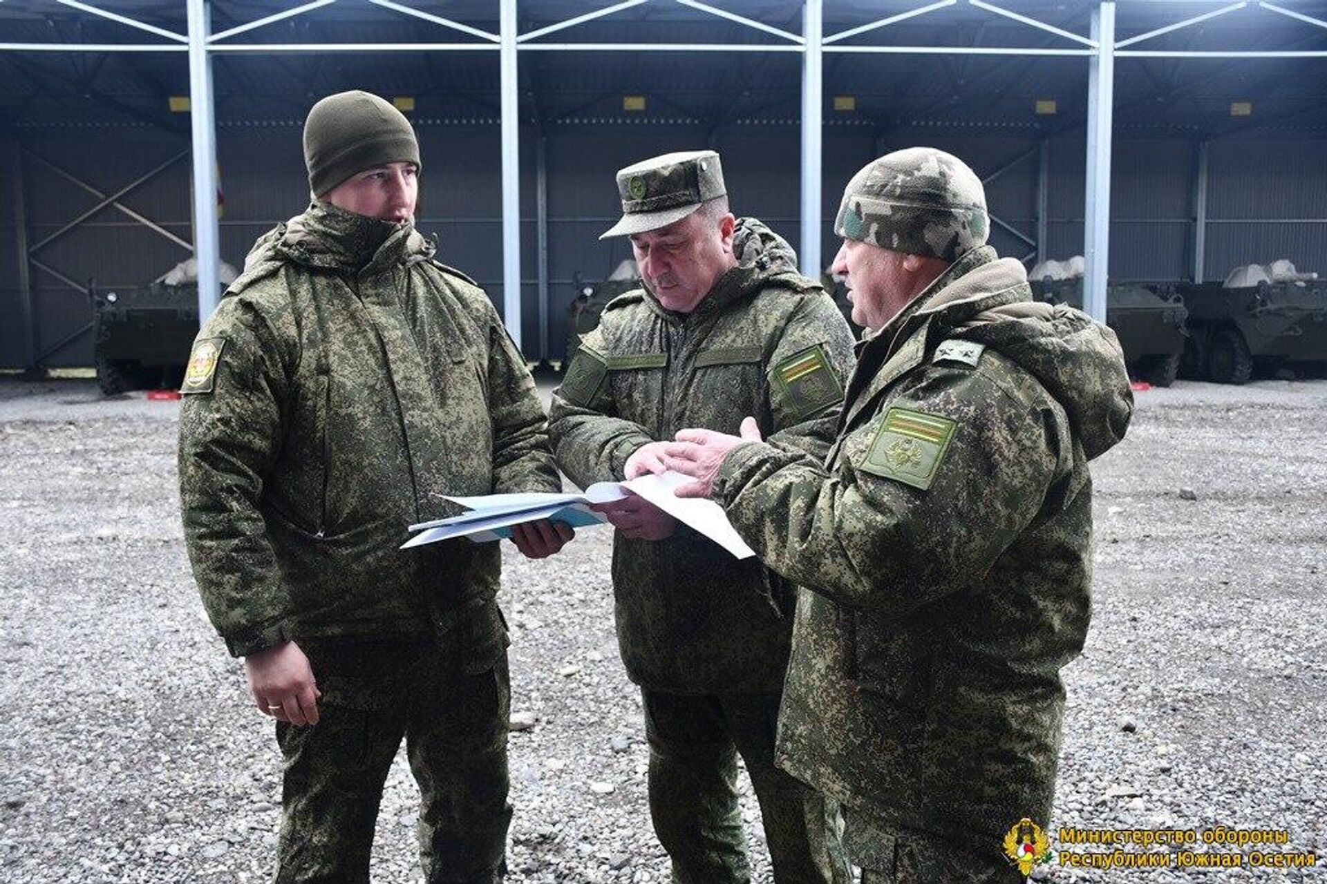 Глава Минобороны Южной Осетии Юрий Яровицкий проинспектировал автопарк ведомства - Sputnik Южная Осетия, 1920, 13.02.2026