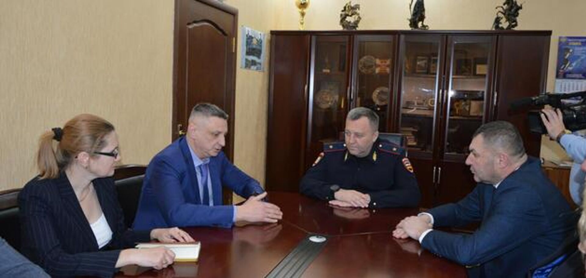 Встреча министра внутренних дел РЮО Эрислава Мамиева (в центре) с делегацией МВД РФ  - Sputnik Южная Осетия, 1920, 14.02.2026