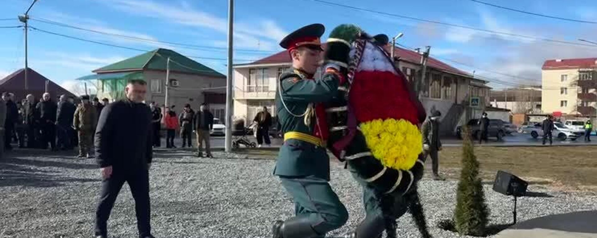 В Цхинвале возложили цветы и венки к памятнику воинам-интернационалистам - Sputnik Южная Осетия, 1920, 15.02.2026