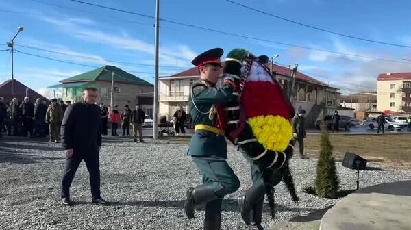 В Цхинвале возложили цветы и венки к памятнику воинам-интернационалистам - Sputnik Южная Осетия