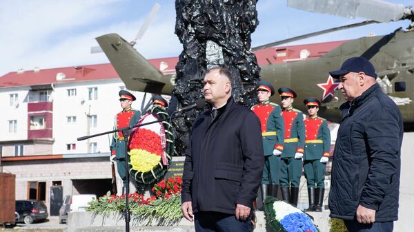 Возложение цветов и венков к памятнику воинам-интернационалистам - Sputnik Южная Осетия