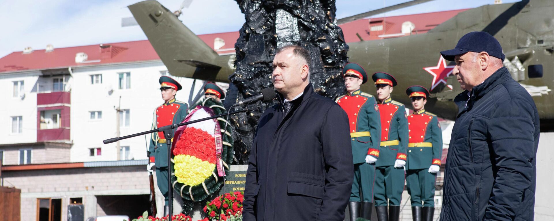 Возложение цветов и венков к памятнику воинам-интернационалистам - Sputnik Южная Осетия, 1920, 15.02.2026