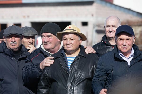 Возложение цветов и венков к памятнику воинам-интернационалистам - Sputnik Южная Осетия