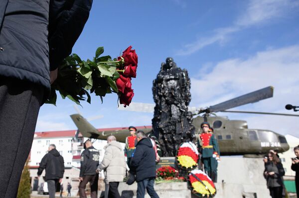 Возложение цветов и венков к памятнику воинам-интернационалистам - Sputnik Южная Осетия