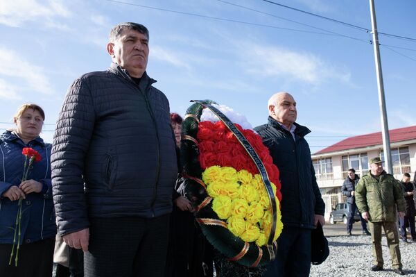 Возложение цветов и венков к памятнику воинам-интернационалистам - Sputnik Южная Осетия