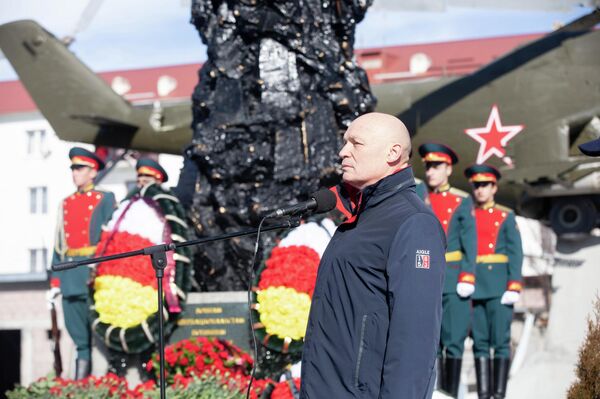 Возложение цветов и венков к памятнику воинам-интернационалистам - Sputnik Южная Осетия