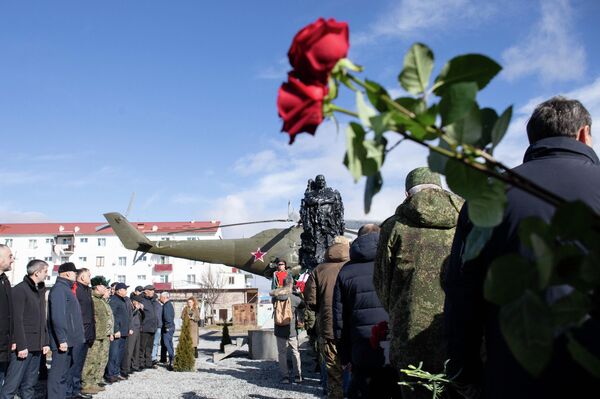 Возложение цветов и венков к памятнику воинам-интернационалистам - Sputnik Южная Осетия