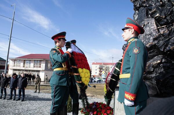 Возложение цветов и венков к памятнику воинам-интернационалистам - Sputnik Южная Осетия