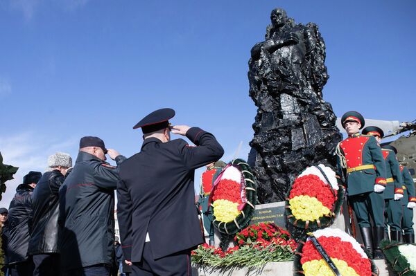 Возложение цветов и венков к памятнику воинам-интернационалистам - Sputnik Южная Осетия