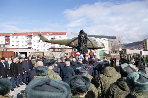 Возложение цветов и венков к памятнику воинам-интернационалистам - Sputnik Южная Осетия