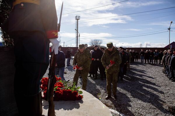 Возложение цветов и венков к памятнику воинам-интернационалистам - Sputnik Южная Осетия