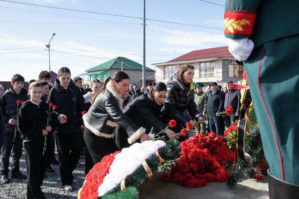 Возложение цветов и венков к памятнику воинам-интернационалистам - Sputnik Южная Осетия