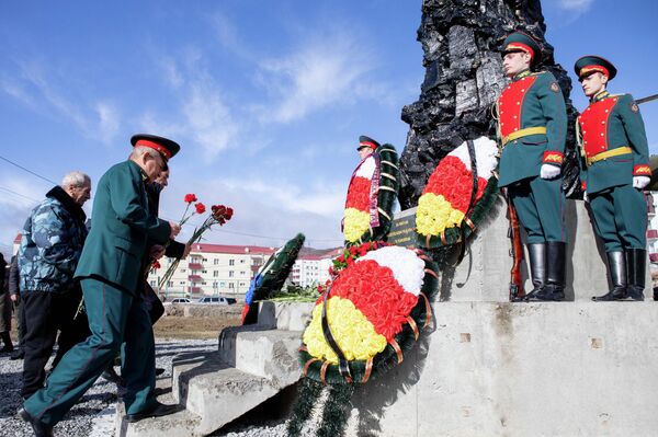 Возложение цветов и венков к памятнику воинам-интернационалистам - Sputnik Южная Осетия