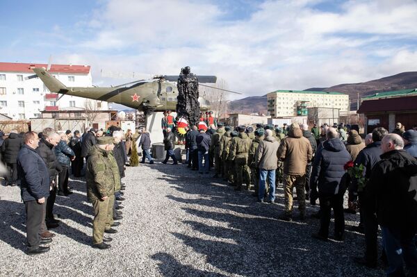 Возложение цветов и венков к памятнику воинам-интернационалистам - Sputnik Южная Осетия