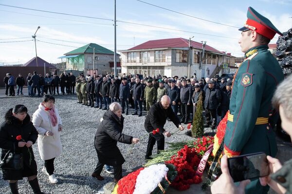 Возложение цветов и венков к памятнику воинам-интернационалистам - Sputnik Южная Осетия