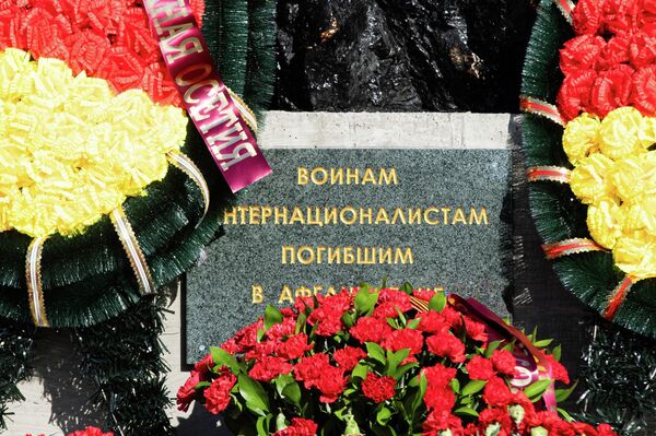 Возложение цветов и венков к памятнику воинам-интернационалистам - Sputnik Южная Осетия