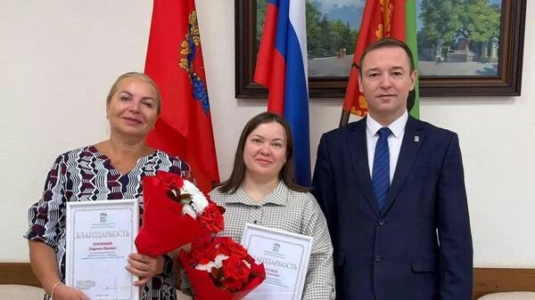 Глава Бугуруслана Дмитрий Дьяченко с воспитателями детского сада Лией Галеевой и Людмилой Платоновой. Архивное фото - Sputnik Южная Осетия