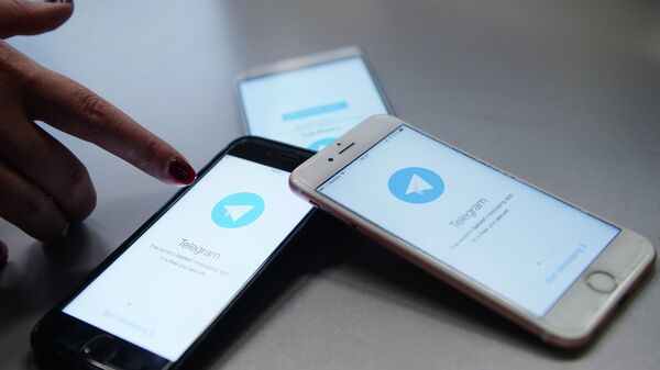 Мессенджер Telegram на экране телефонов - Sputnik Южная Осетия