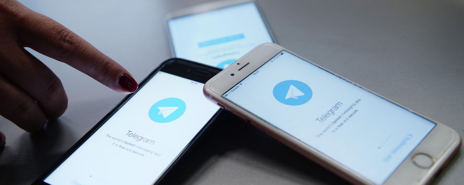 Мессенджер Telegram на экране телефонов - Sputnik Южная Осетия, 1920, 16.02.2026