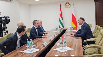 Алан Гаглоев принял делегацию МИД Абхазии во главе с Олегом Барцицем