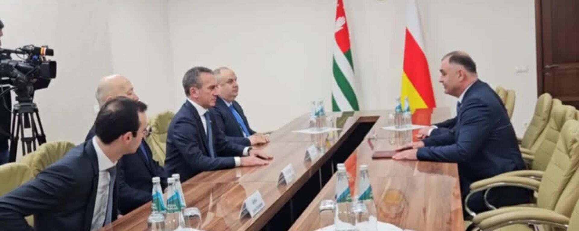 Алан Гаглоев принял делегацию МИД Абхазии во главе с Олегом Барцицем - Sputnik Южная Осетия, 1920, 17.02.2026