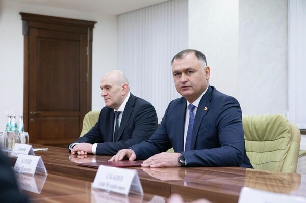 Алан Гаглоев принял делегацию МИД Абхазии во главе с Олегом Барцицем - Sputnik Южная Осетия