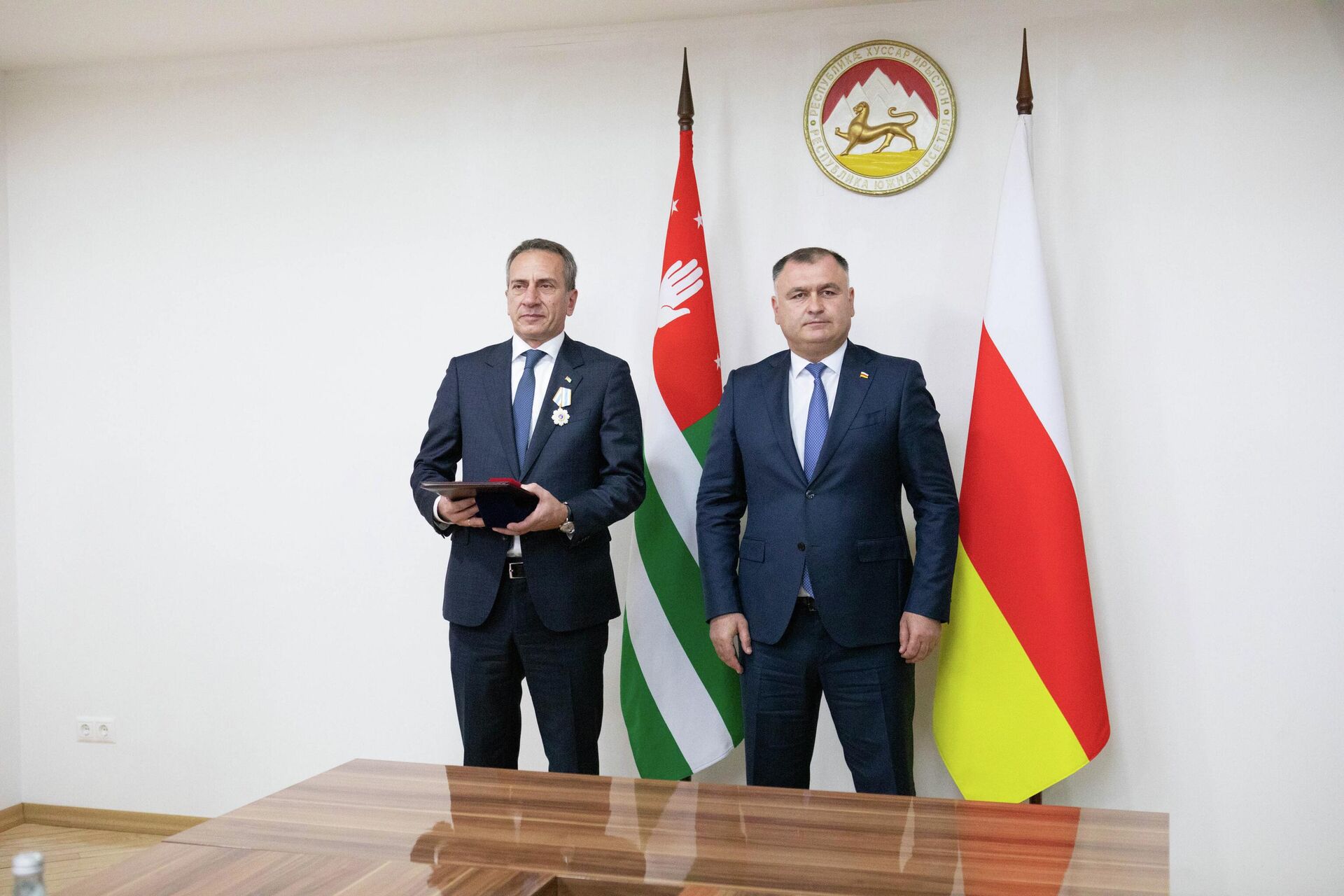 Алан Гаглоев принял делегацию МИД Абхазии во главе с Олегом Барцицем - Sputnik Южная Осетия, 1920, 17.02.2026