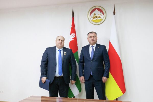 Алан Гаглоев принял делегацию МИД Абхазии во главе с Олегом Барцицем - Sputnik Южная Осетия