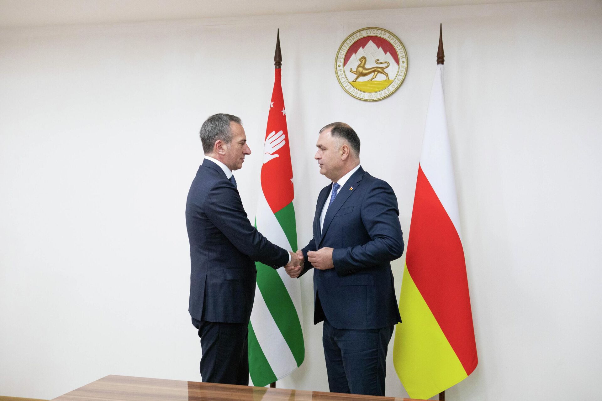 Алан Гаглоев принял делегацию МИД Абхазии во главе с Олегом Барцицем - Sputnik Южная Осетия, 1920, 17.02.2026