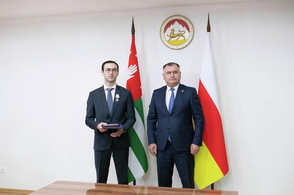 Алан Гаглоев принял делегацию МИД Абхазии во главе с Олегом Барцицем - Sputnik Южная Осетия