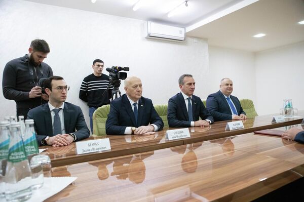 Алан Гаглоев принял делегацию МИД Абхазии во главе с Олегом Барцицем - Sputnik Южная Осетия