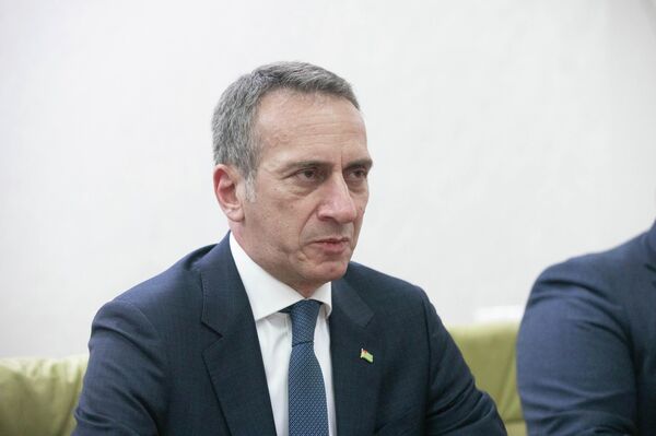 Алан Гаглоев принял делегацию МИД Абхазии во главе с Олегом Барцицем - Sputnik Южная Осетия