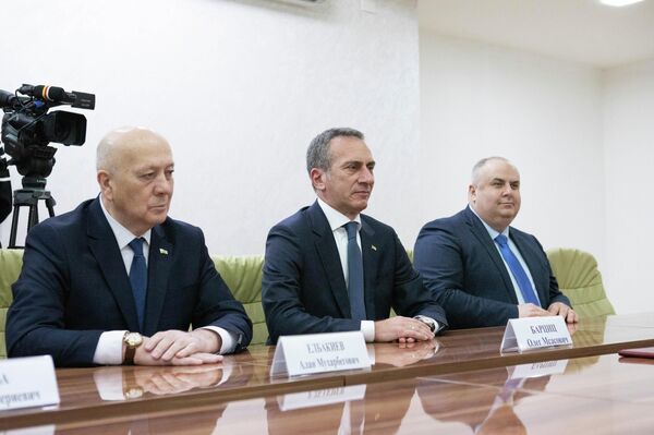 Алан Гаглоев принял делегацию МИД Абхазии во главе с Олегом Барцицем - Sputnik Южная Осетия