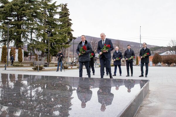 Делегация МИД Абхазии возложила цветы к мемориалу Защитникам Отечества в Цхинвале - Sputnik Южная Осетия