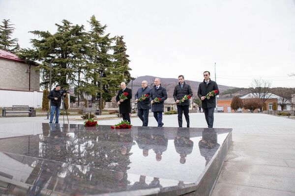 Делегация МИД Абхазии возложила цветы к мемориалу Защитникам Отечества в Цхинвале - Sputnik Южная Осетия