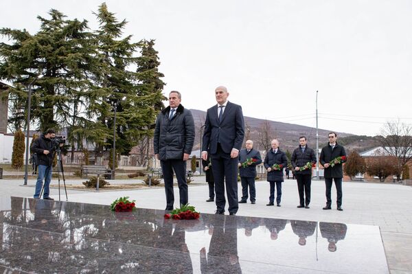 Делегация МИД Абхазии возложила цветы к мемориалу Защитникам Отечества в Цхинвале - Sputnik Южная Осетия