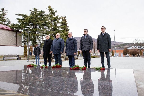 Делегация МИД Абхазии возложила цветы к мемориалу Защитникам Отечества в Цхинвале - Sputnik Южная Осетия